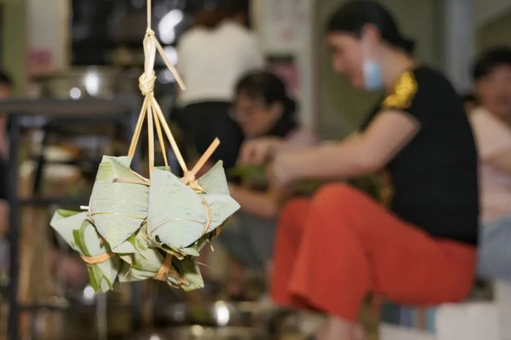 粽(zòng)葉飄香迎端午，情濃印(yìn)務促(cù)生産