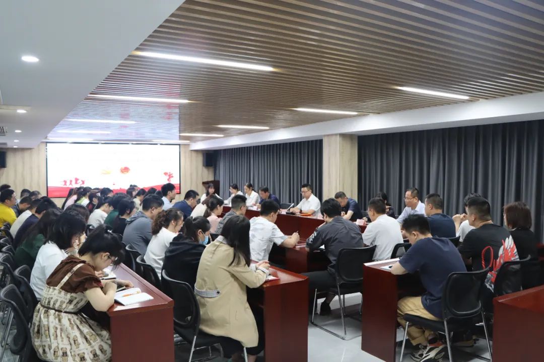 印務集團召(zhào)開五四青(qīng)年(nián)節座談(tán)會并(bìng)開展“青年先鋒(fēng)隊”授旗儀式